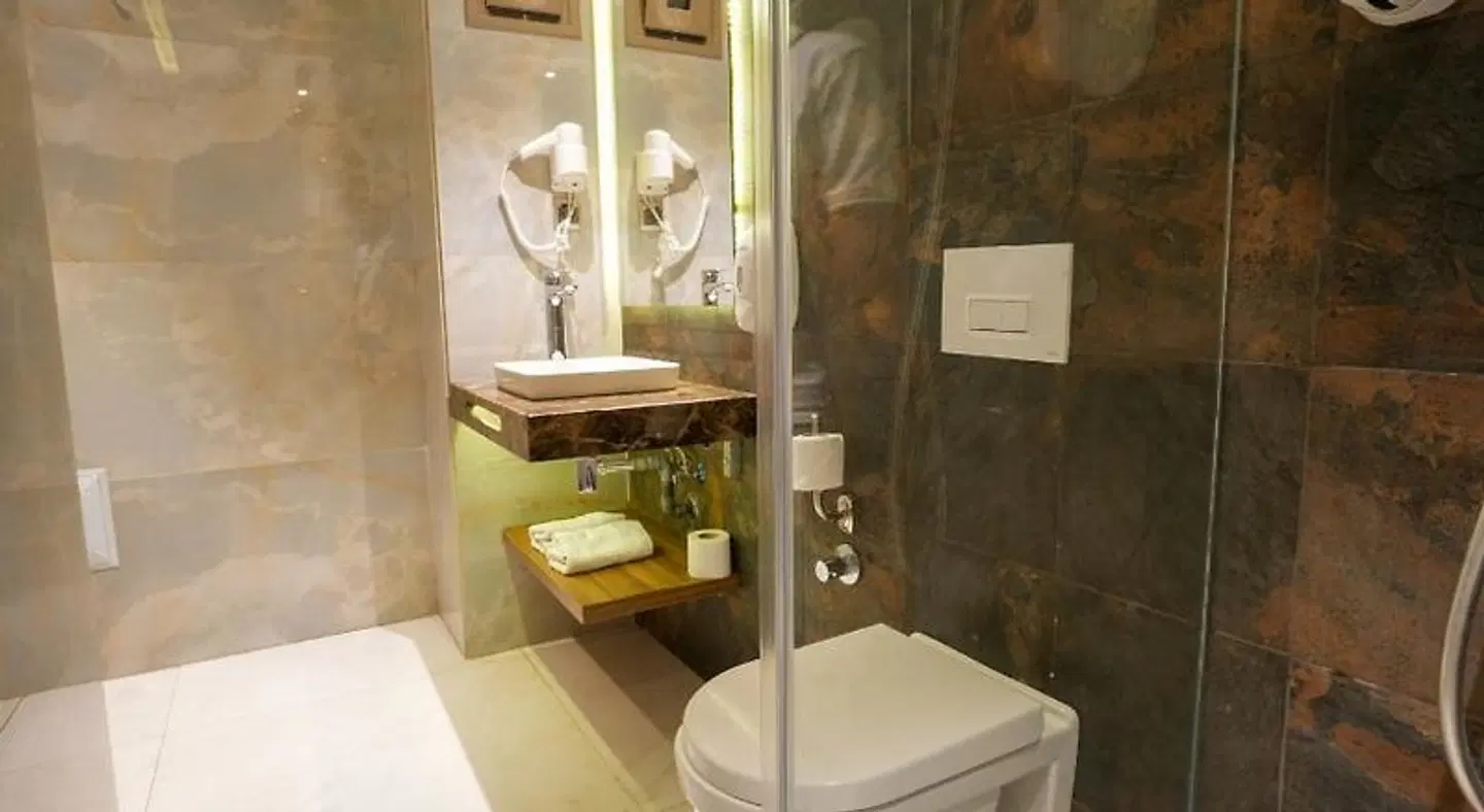 First Suites Hotel BATHROOM