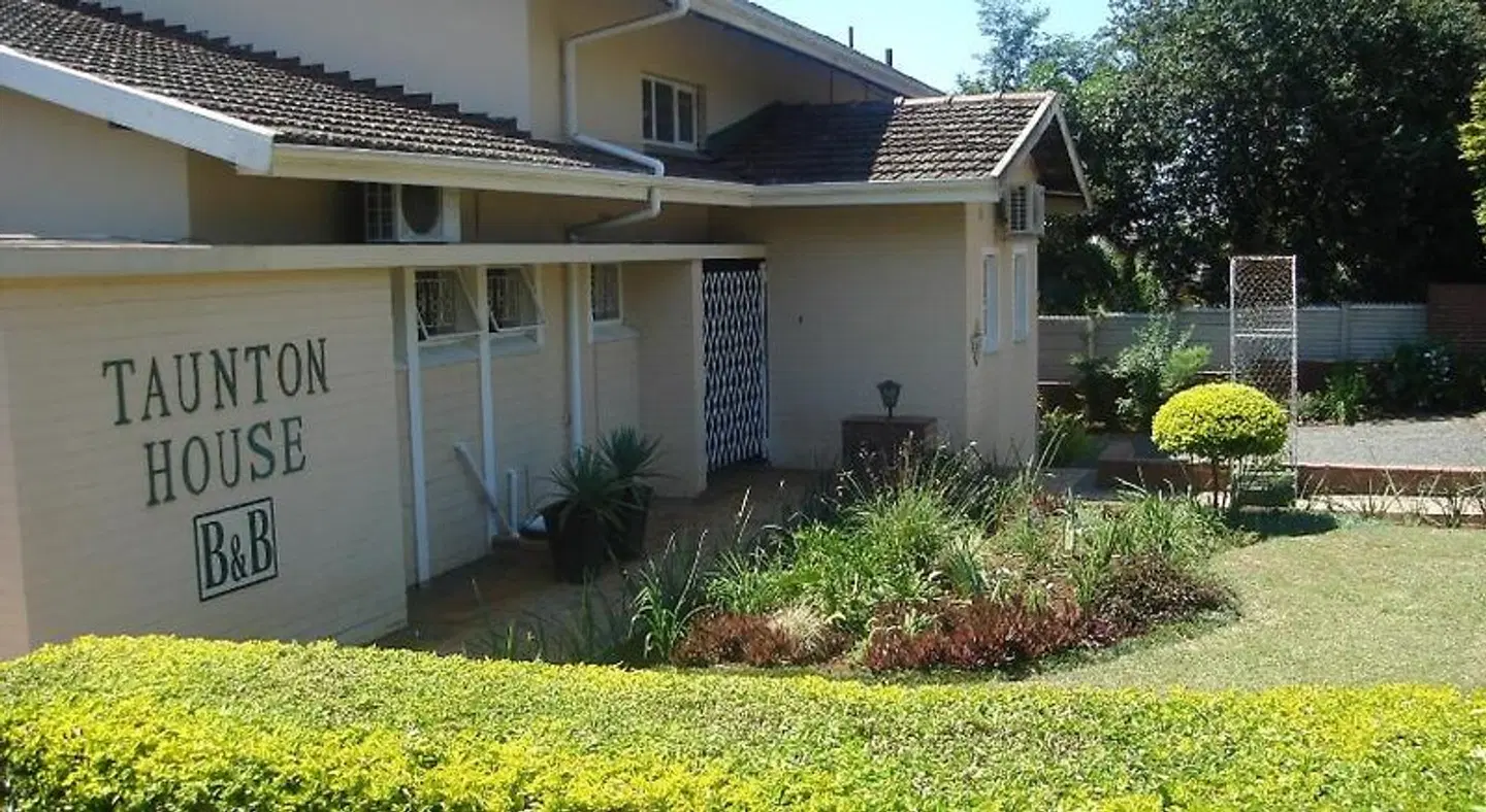 Taunton House Bed & Breakfast EXTERIOR