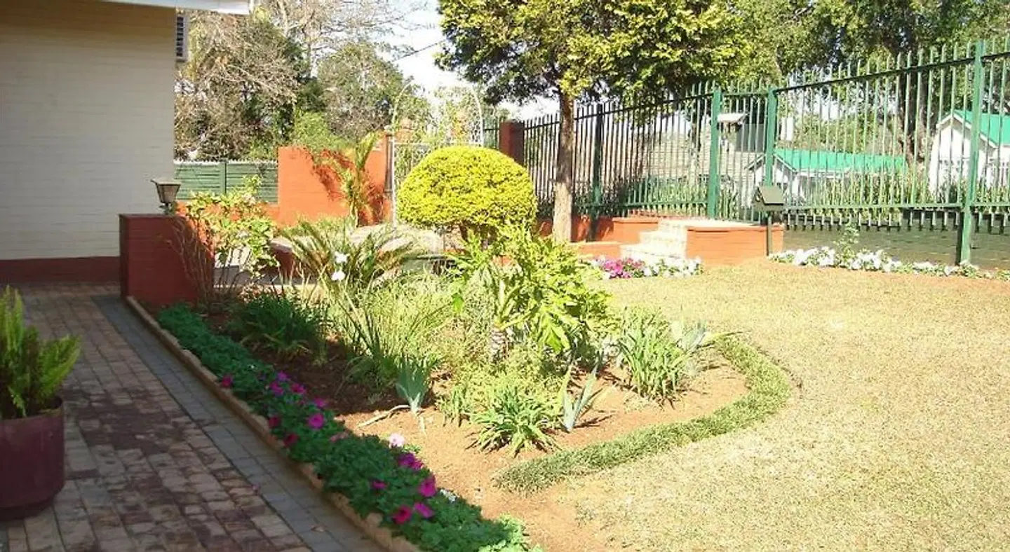 Taunton House Bed & Breakfast GARDEN