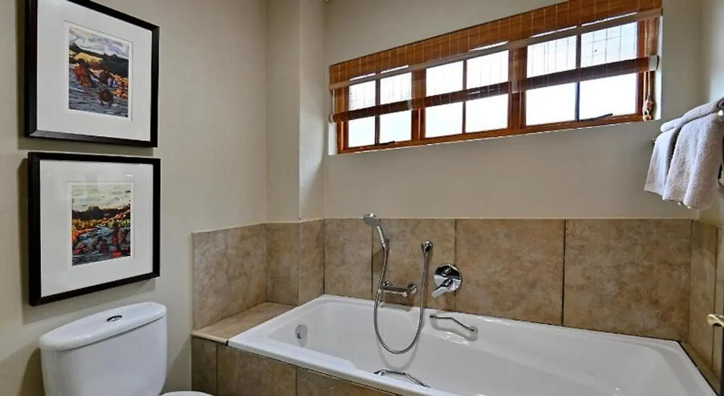 Champagne Castle Hotel BATHROOM