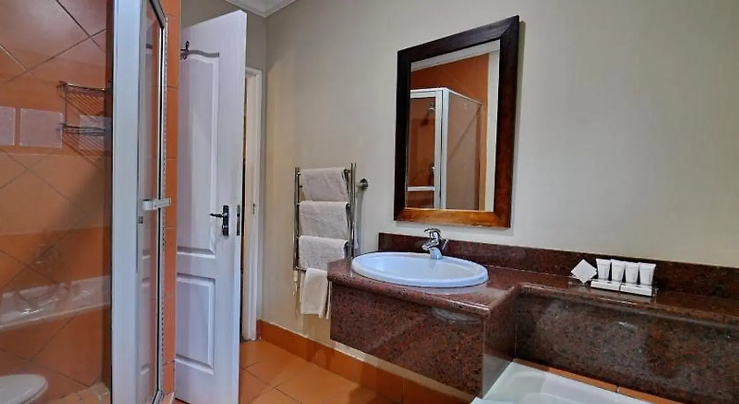 Champagne Castle Hotel BATHROOM