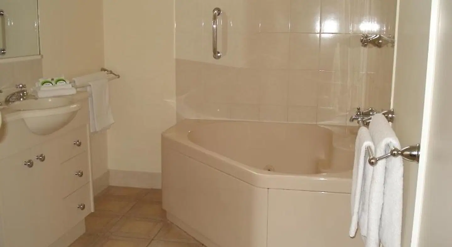 Bayview Apartments BATHROOM