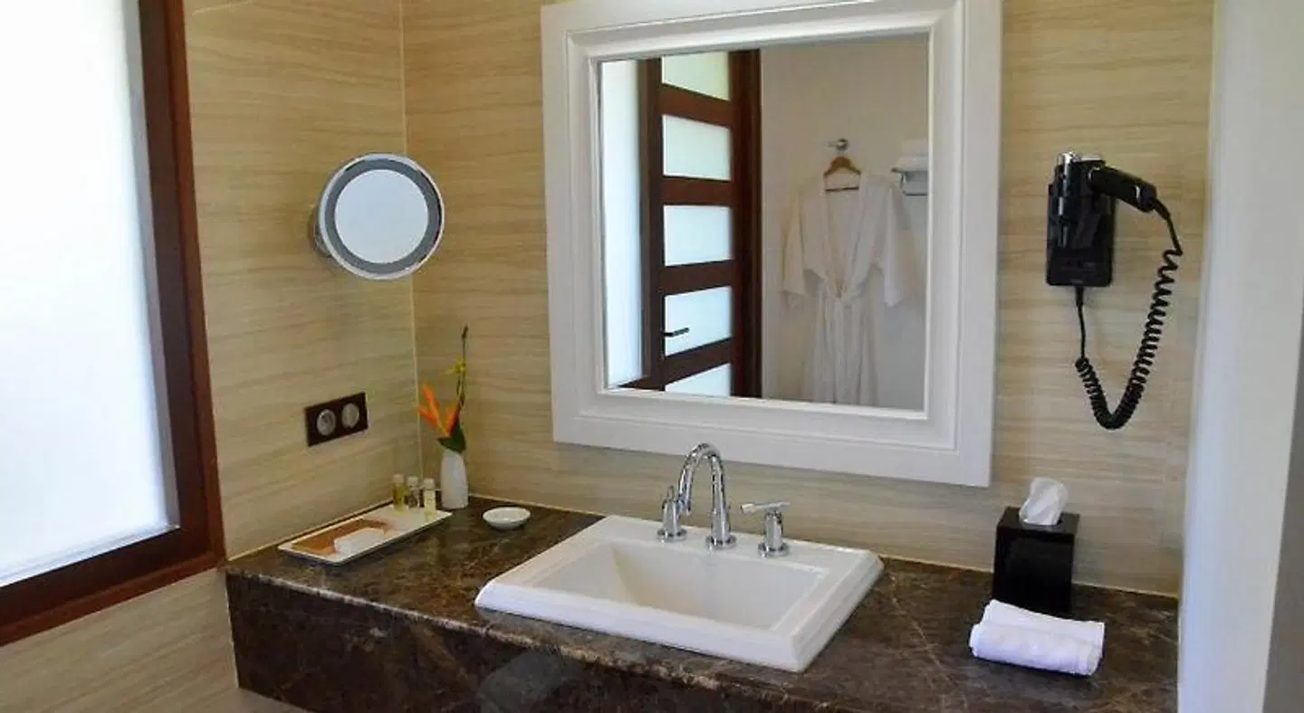 Cominsia Lodge BATHROOM