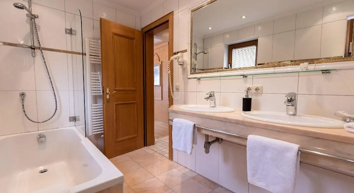 Hotel Schlosshof BATHROOM