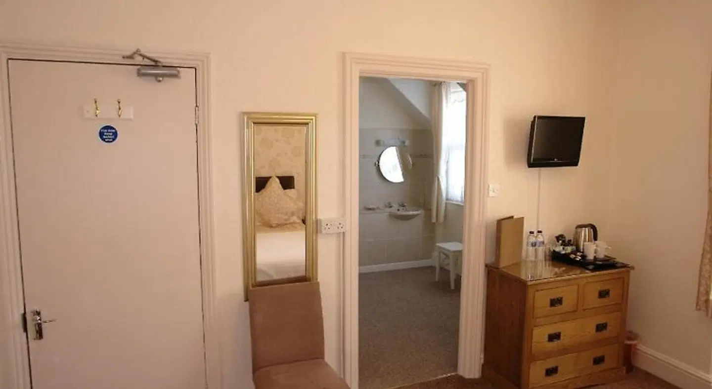 Cedar Lodge BATHROOM