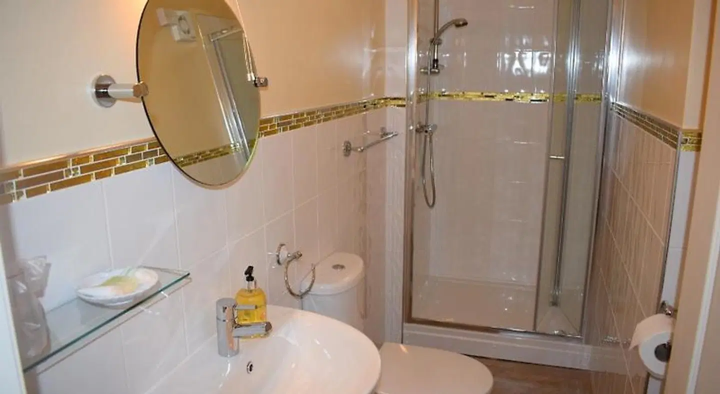 Cedar Lodge BATHROOM