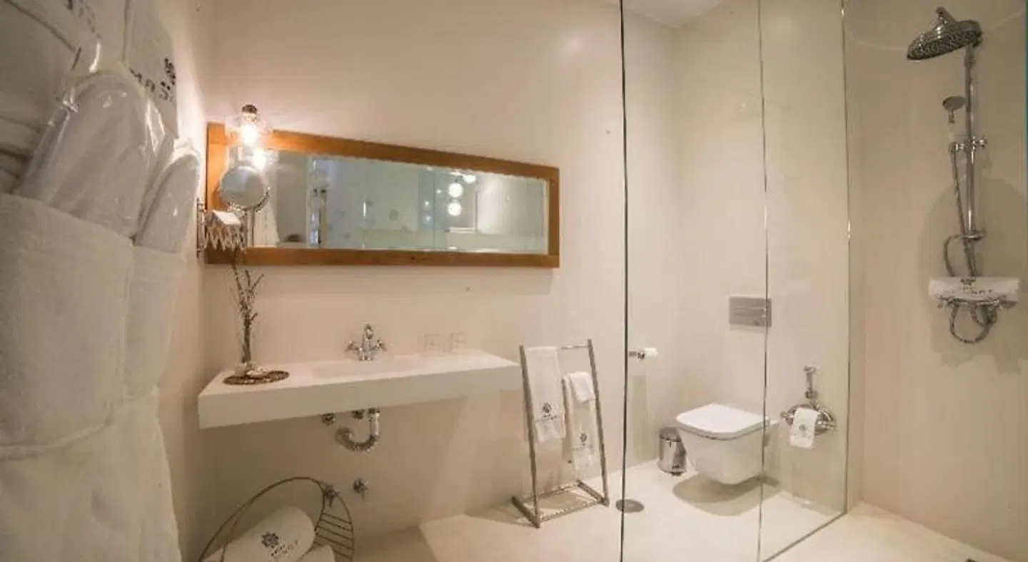 HOTEL MADINAT BATHROOM