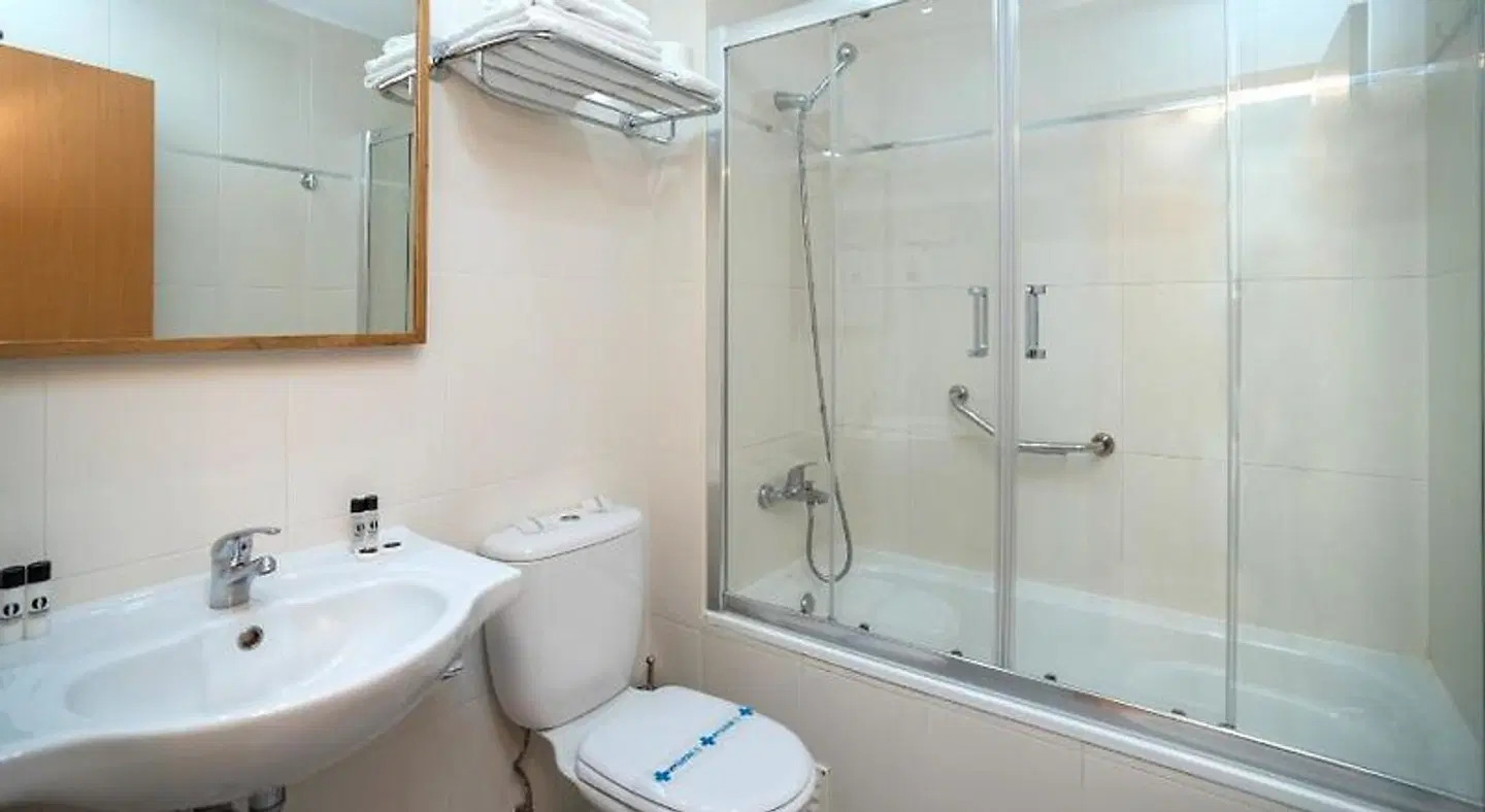 Residencial Canada BATHROOM