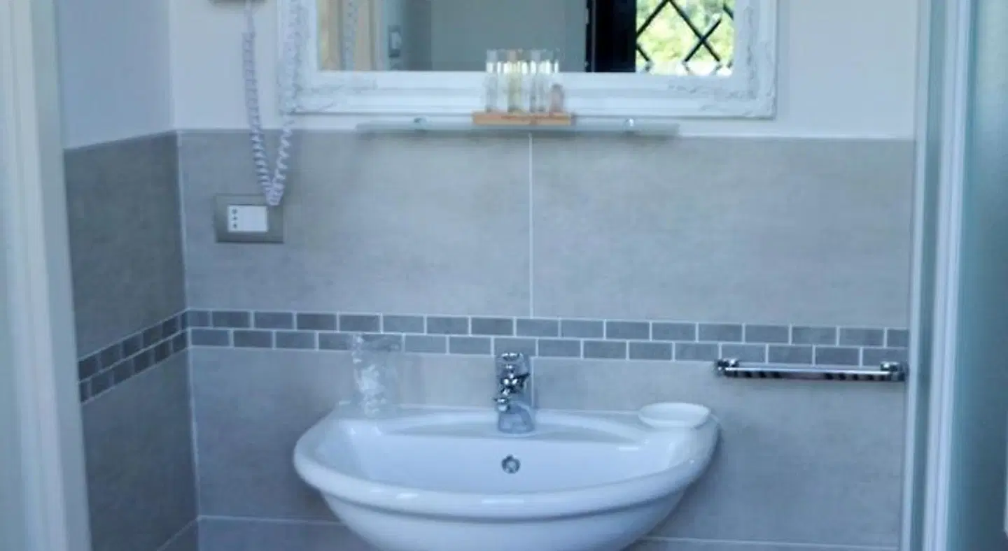 Villa Montenero BATHROOM