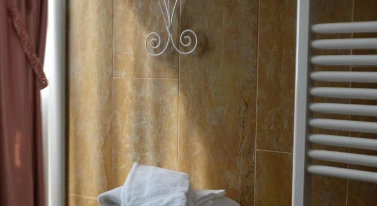 Villa Montenero BATHROOM