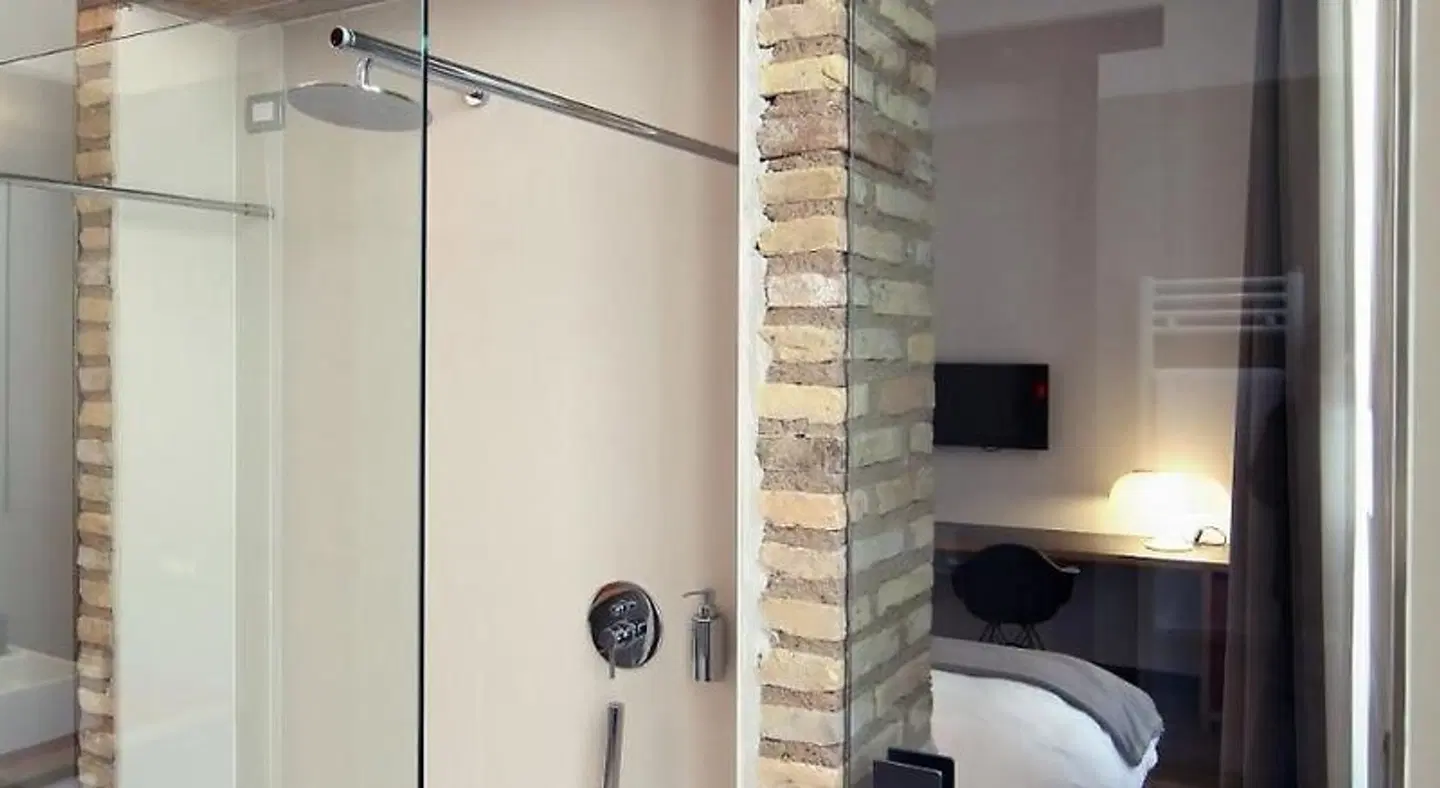 1880 Atypical Rooms BATHROOM