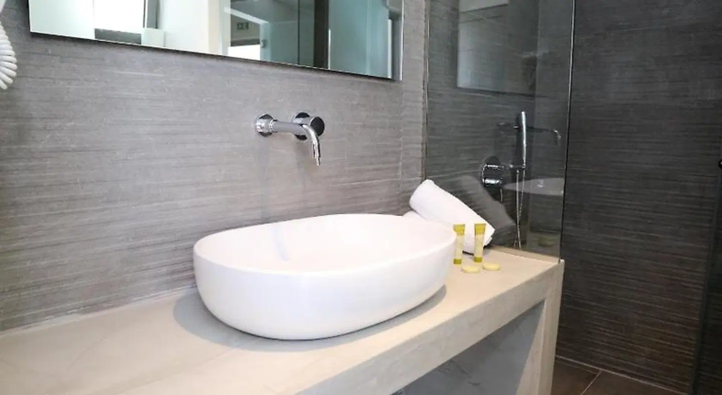 Megara Hotel BATHROOM