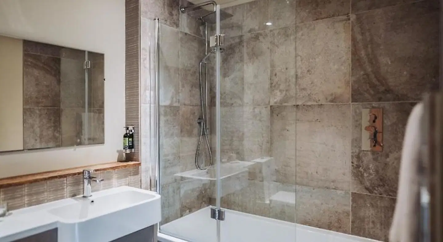 Assheton Arms BATHROOM