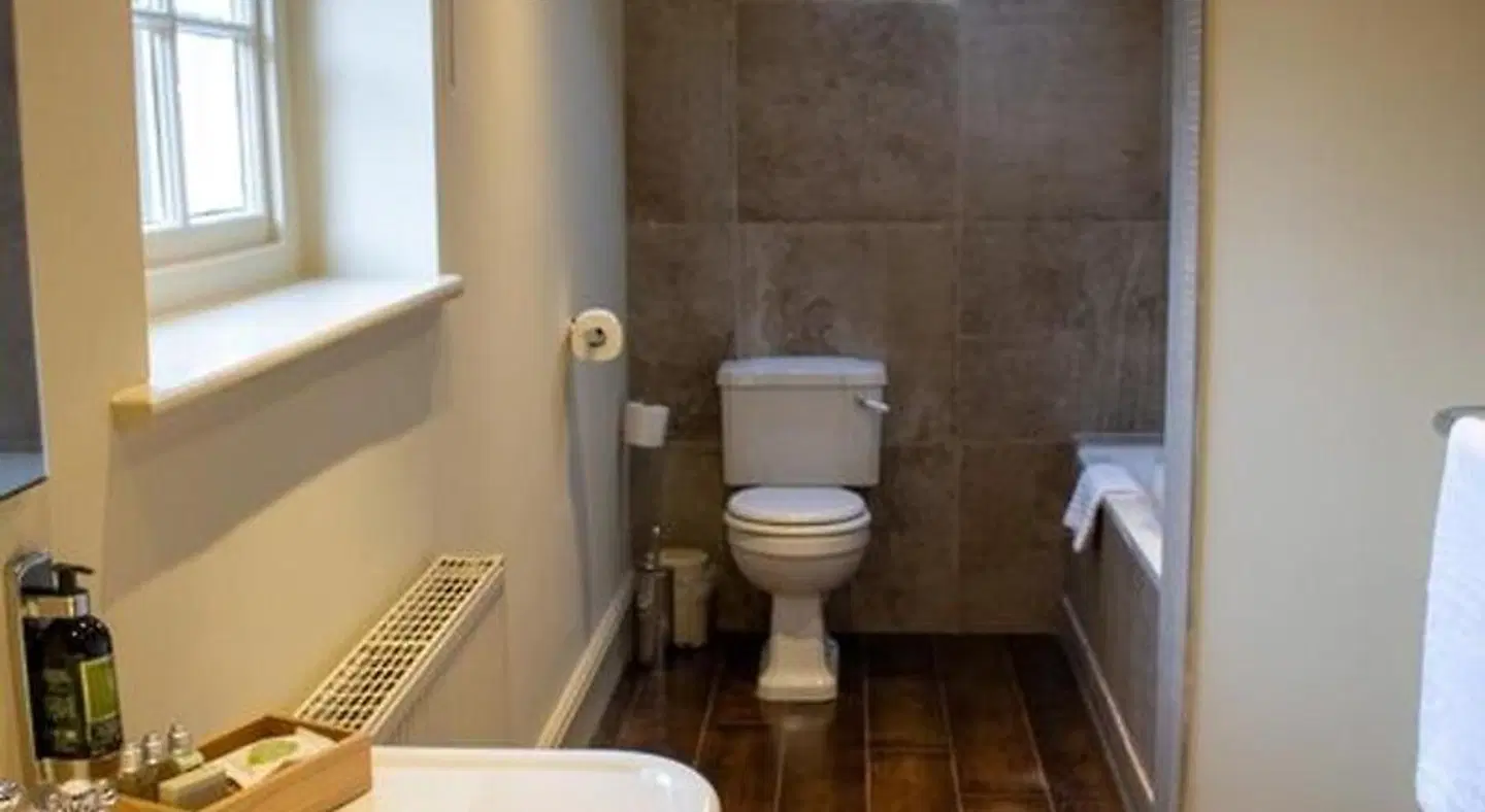 Assheton Arms BATHROOM