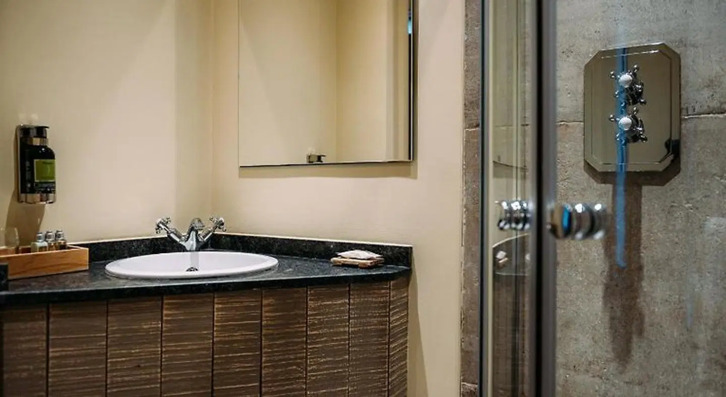 Assheton Arms BATHROOM