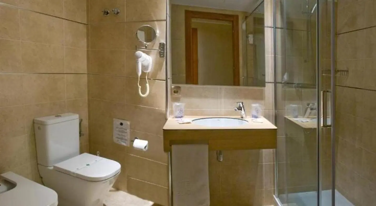Helios Lloret BATHROOM