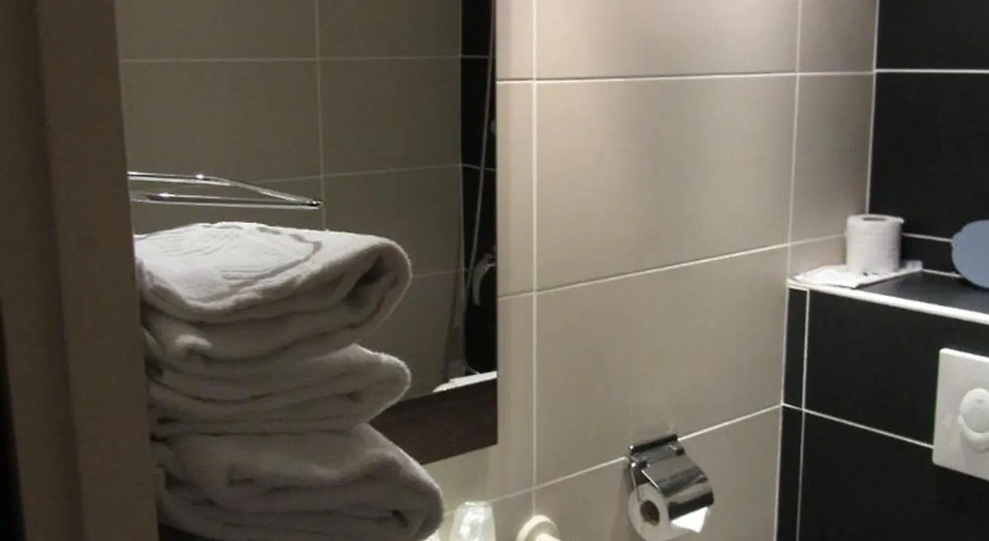 Kyriad Nîmes Ouest BATHROOM