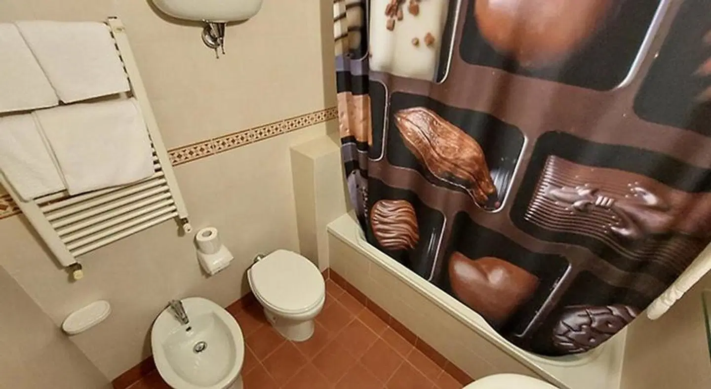 Etruscan Chocohotel BATHROOM