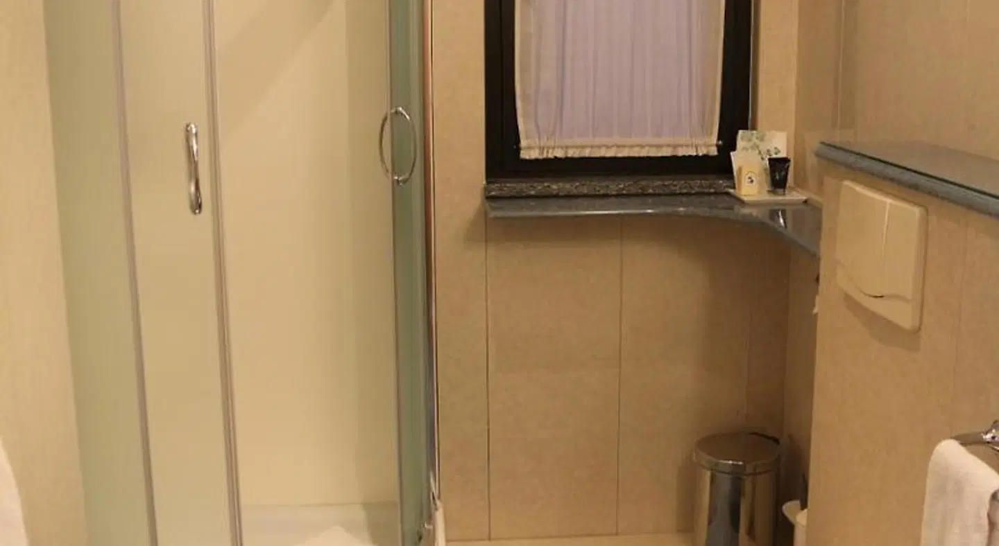 Garibaldi BATHROOM