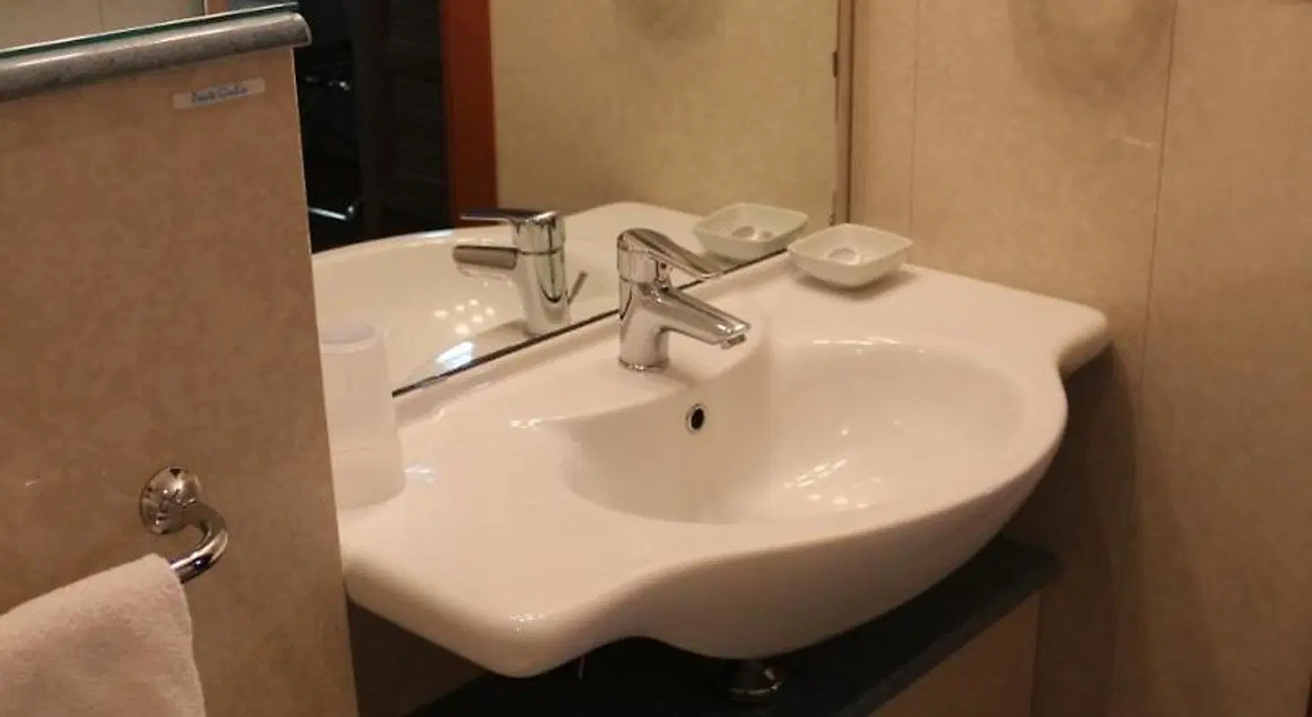Garibaldi BATHROOM