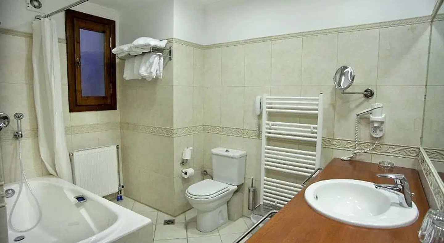 Likoria Hotel BATHROOM