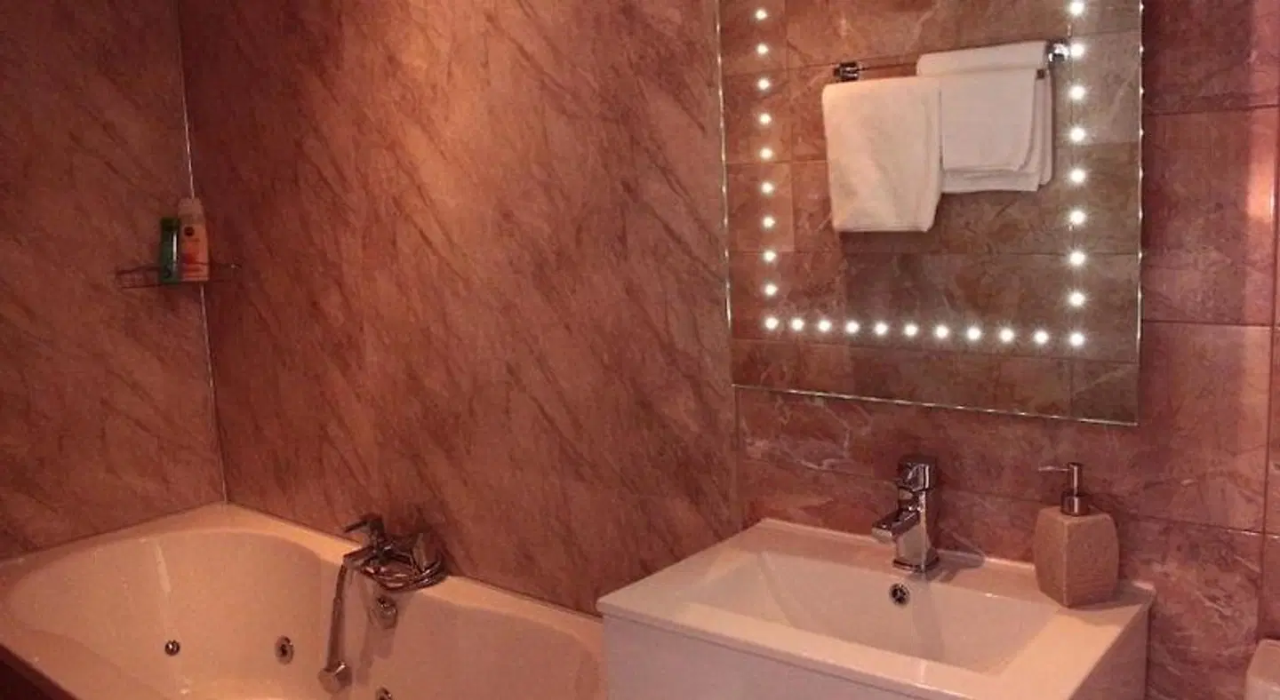 Shandon Bells Guest House BATHROOM