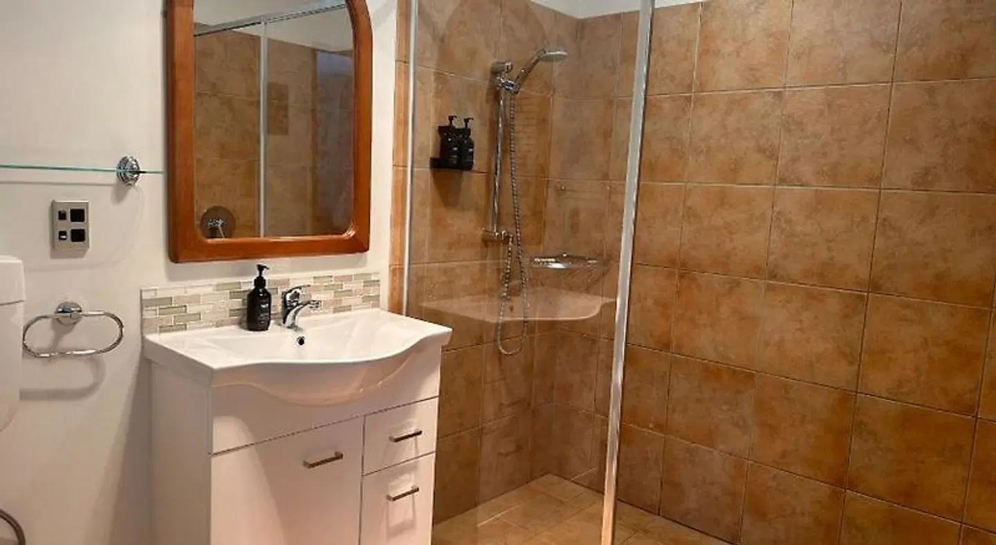 Wanaka Springs Lodge & Apartment BATHROOM