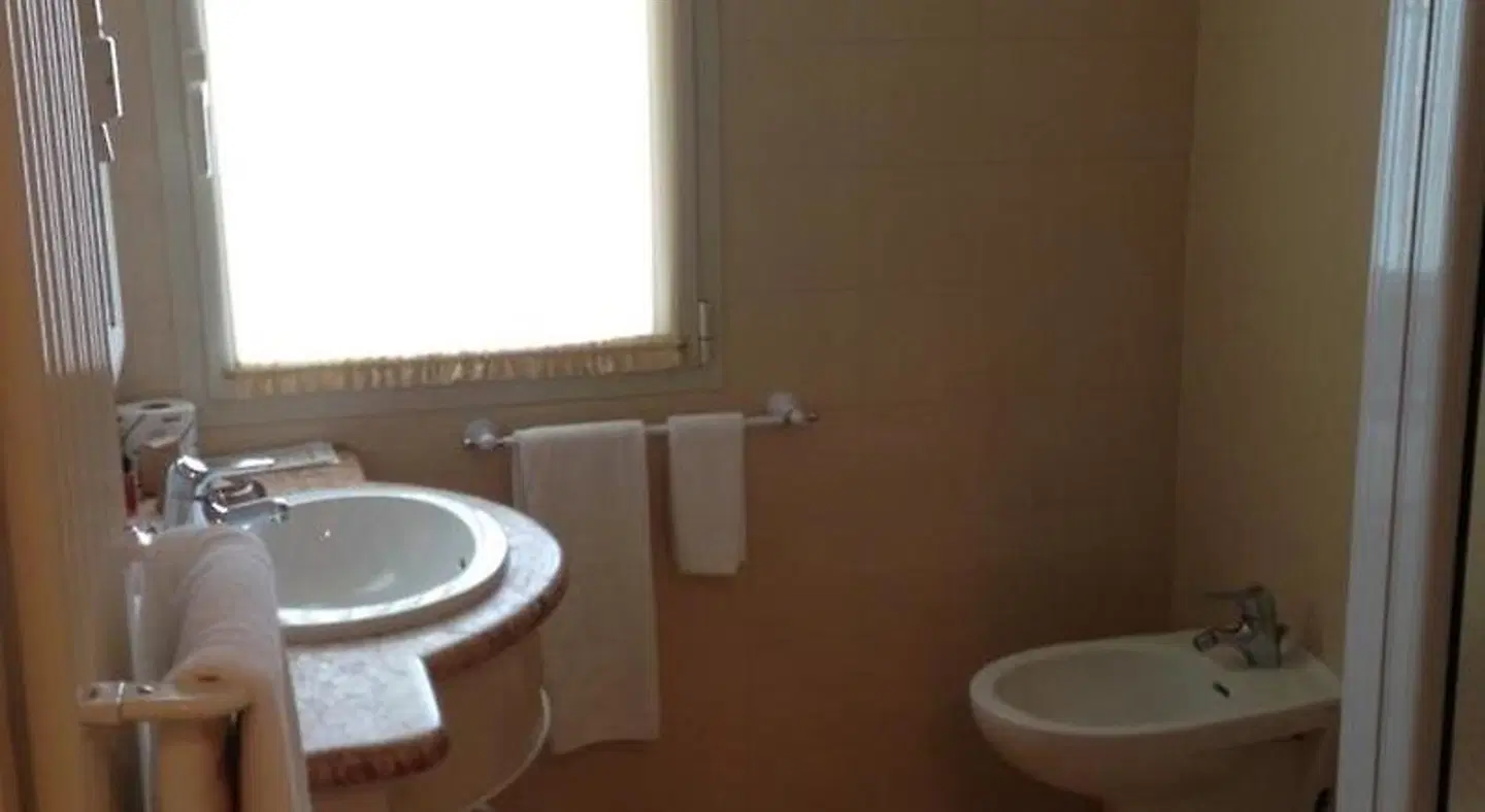 Hotel San Genesio BATHROOM