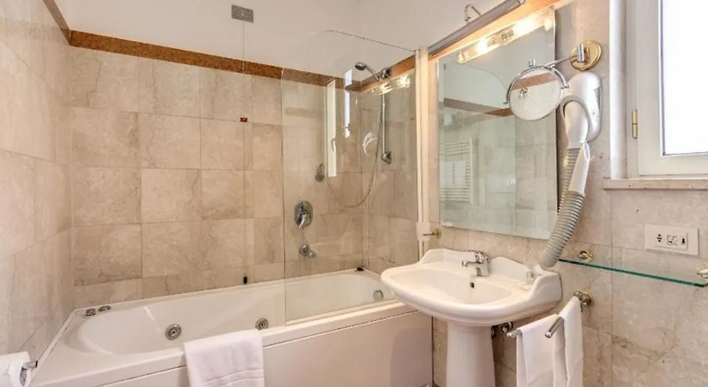 Cinquantatre BATHROOM