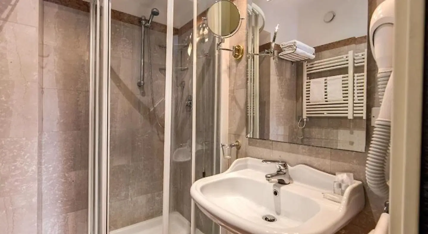 Cinquantatre BATHROOM