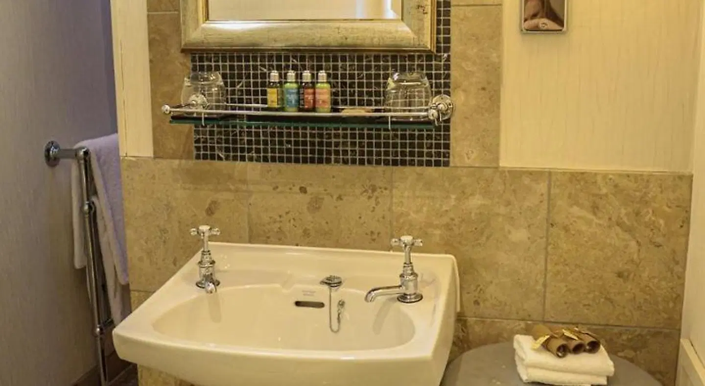 Alexander House Hotel and Utopia Spa BATHROOM