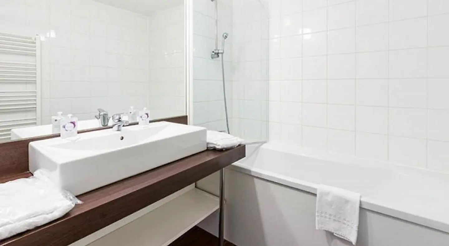 Relais du Plessis BATHROOM