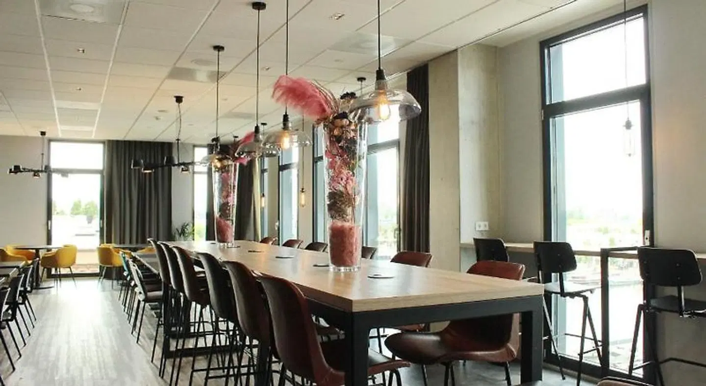 Holiday Inn - the niu, Fender Amsterdam BAR