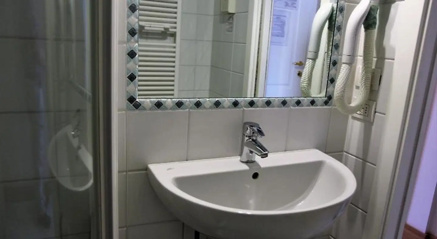 Albergo Fiorita BATHROOM