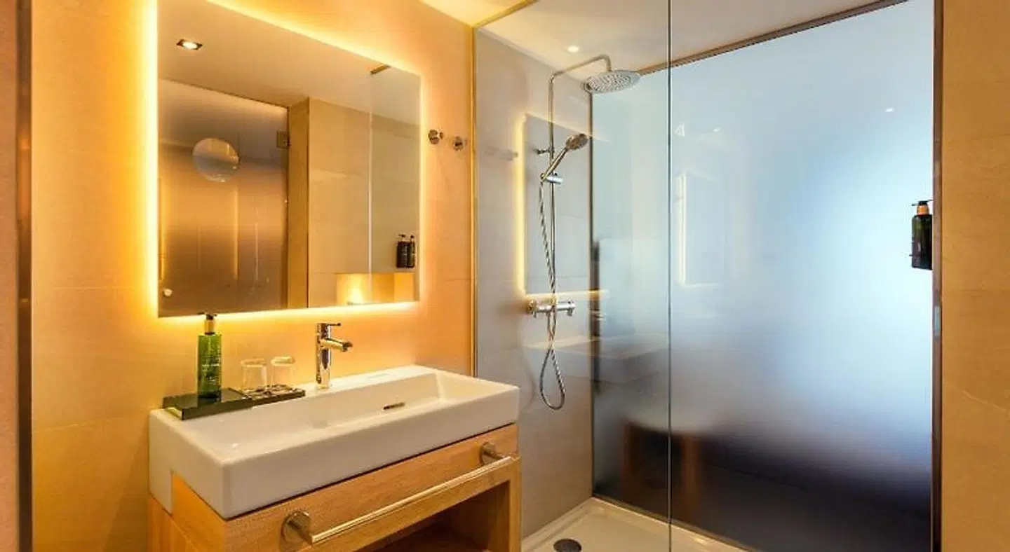 Morlans Suites BATHROOM