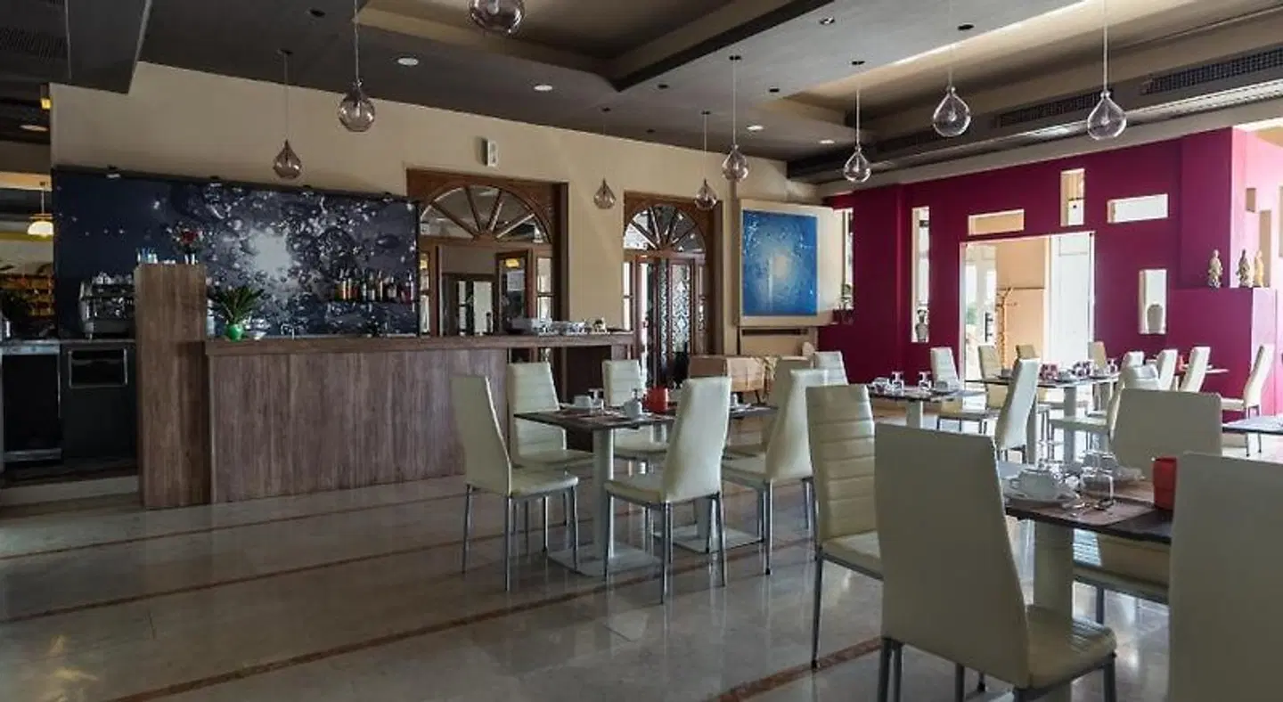 Royal RESTAURANT