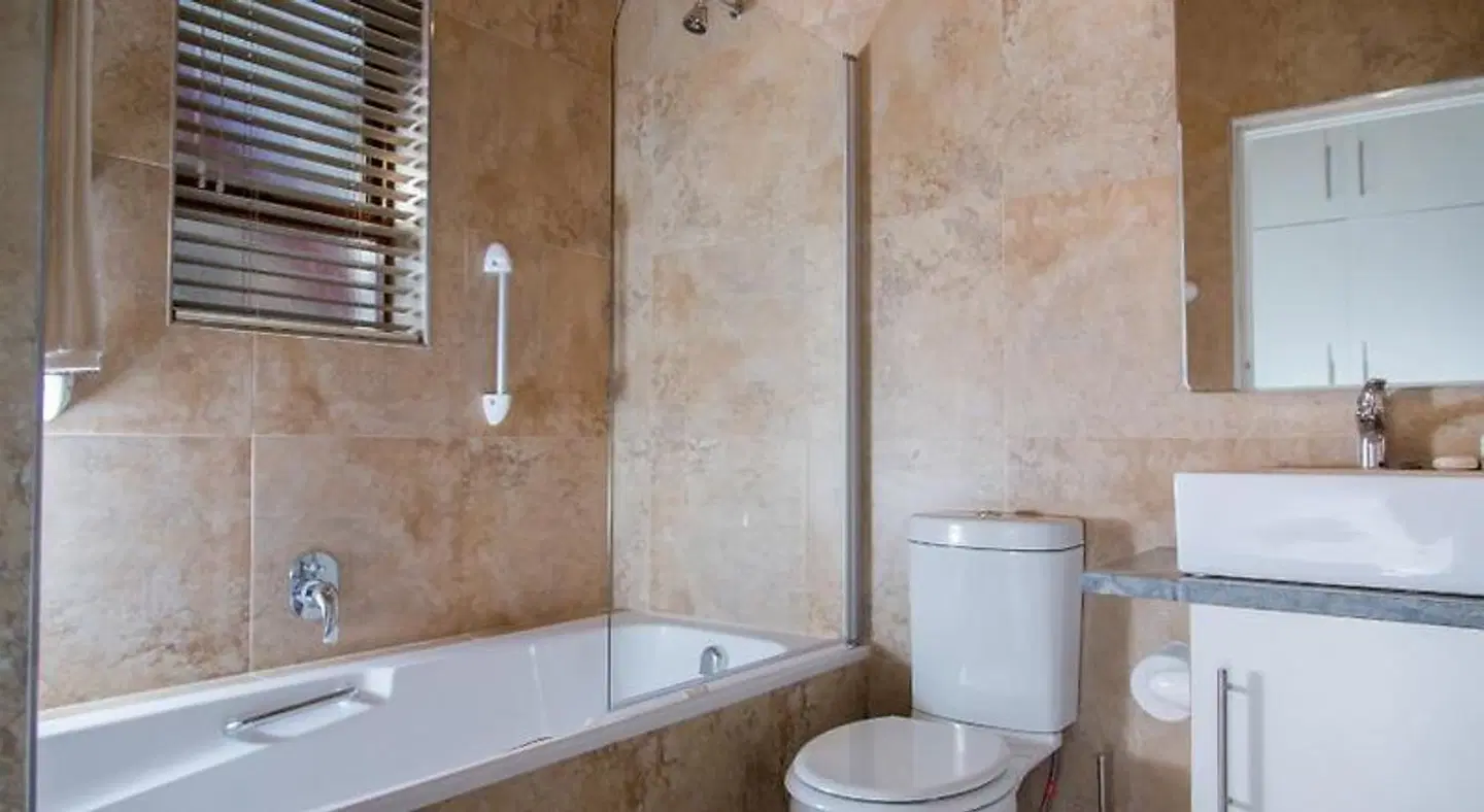 Malagas Hotel BATHROOM
