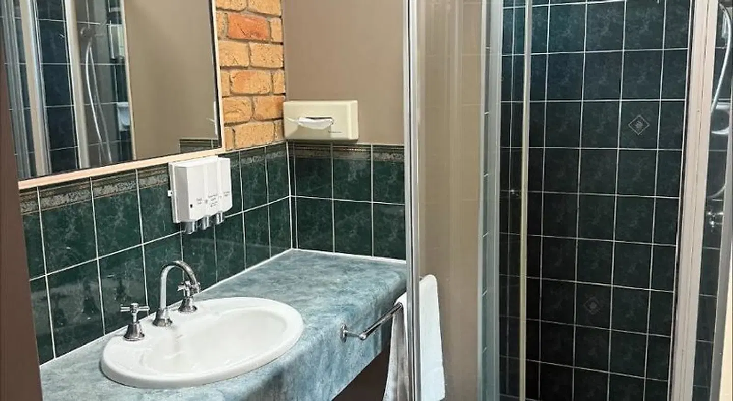 Emerald Highlands Motel BATHROOM