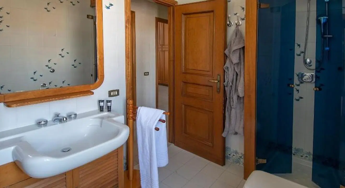 Palazzo Moresco BATHROOM