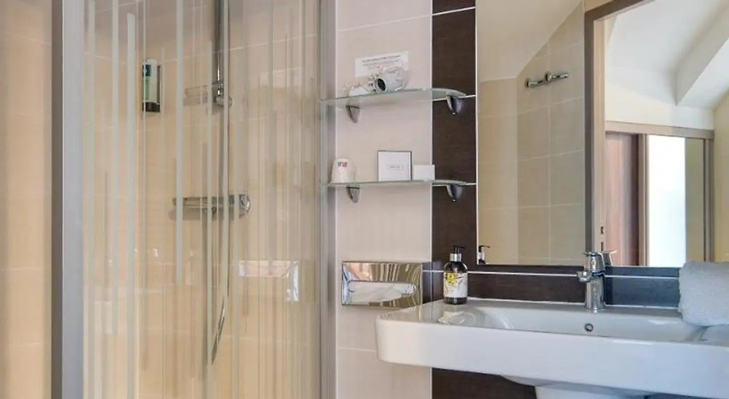 Logis Hotel Belle-Vue BATHROOM