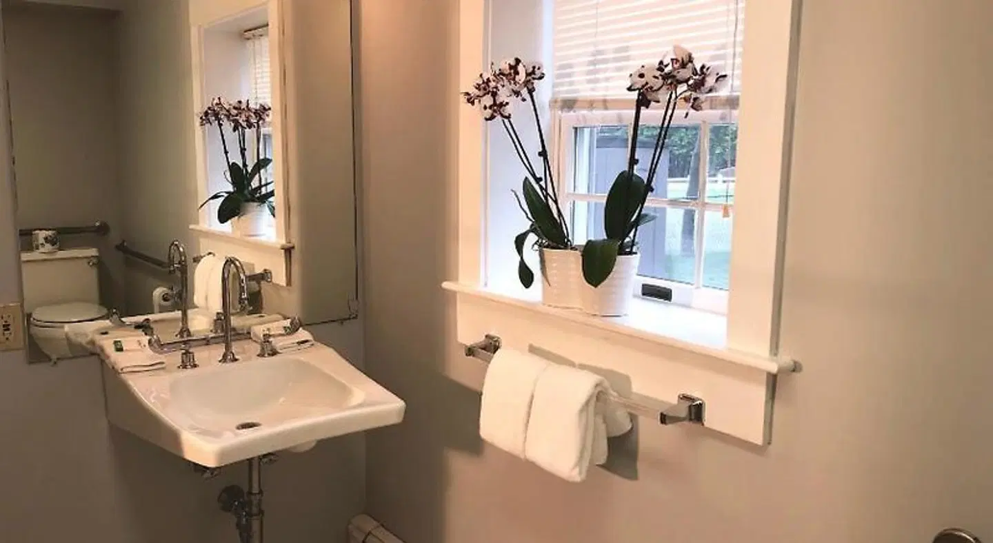 Hyannis Inn Motel BATHROOM