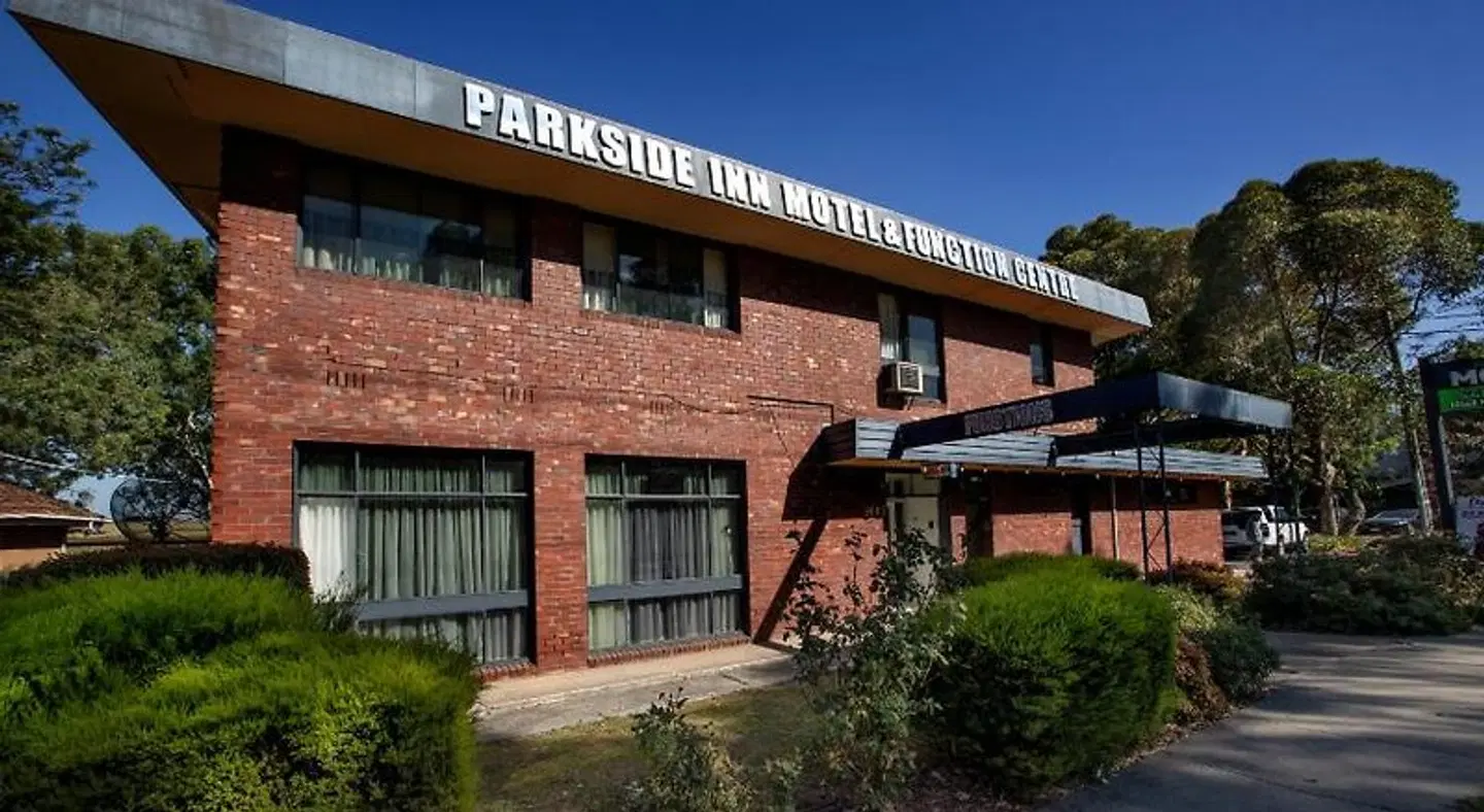 Parkside Inn Motel EXTERIOR