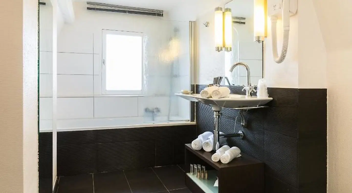 81 L'hotel BATHROOM