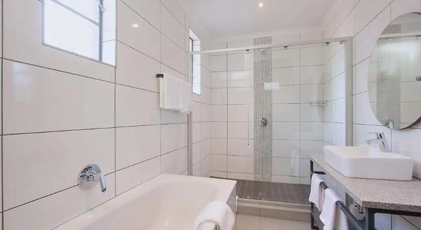 The Pretoria Hotel BATHROOM