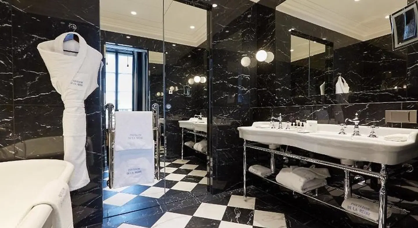 Le Pavillon de la Reine BATHROOM