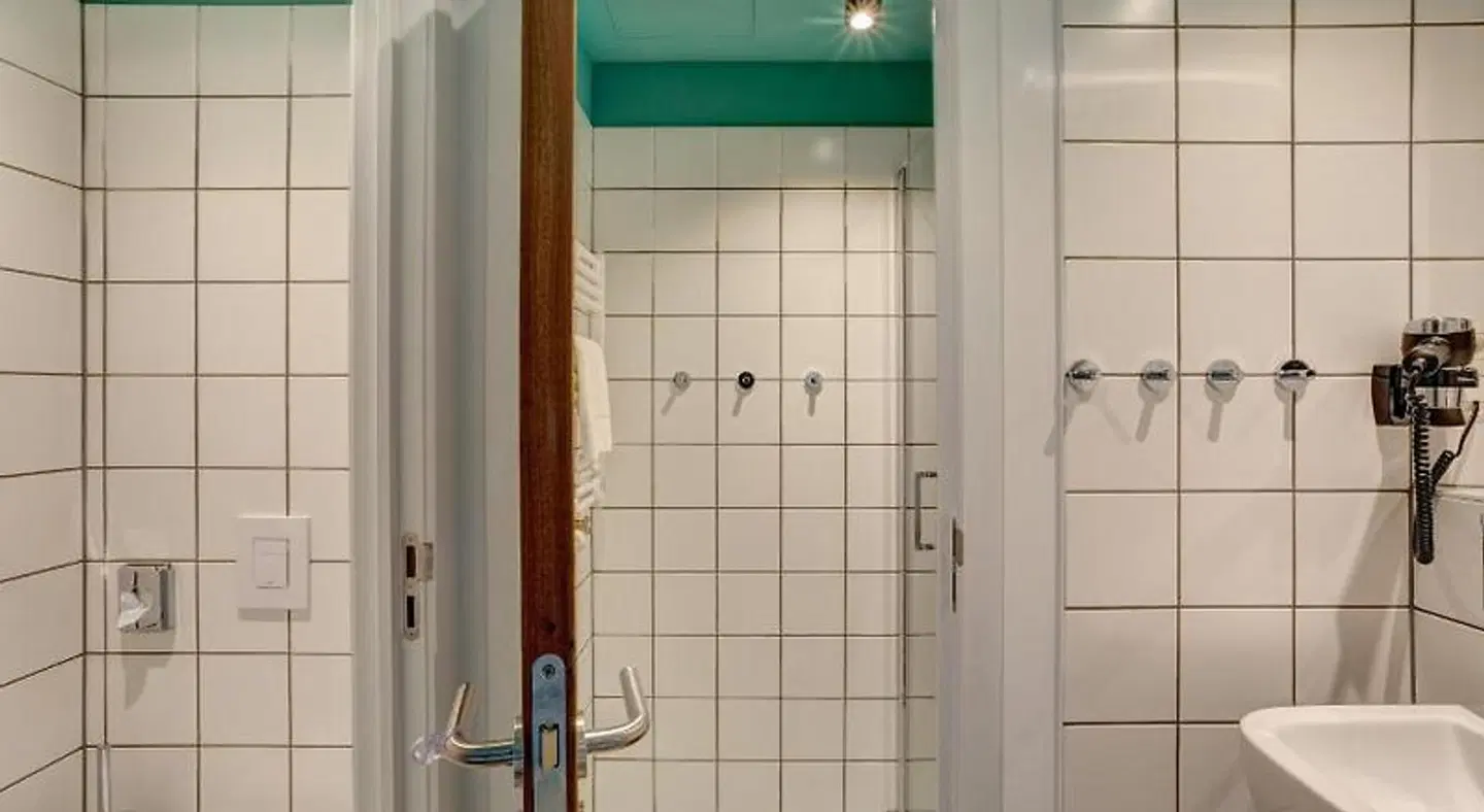 MEININGER Hotel Bruxelles Gare du Midi BATHROOM