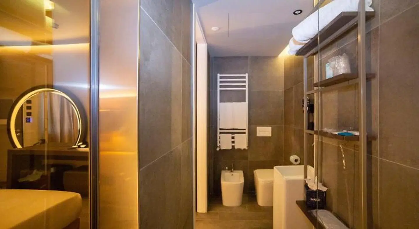 Motel Hotel Charlie BATHROOM