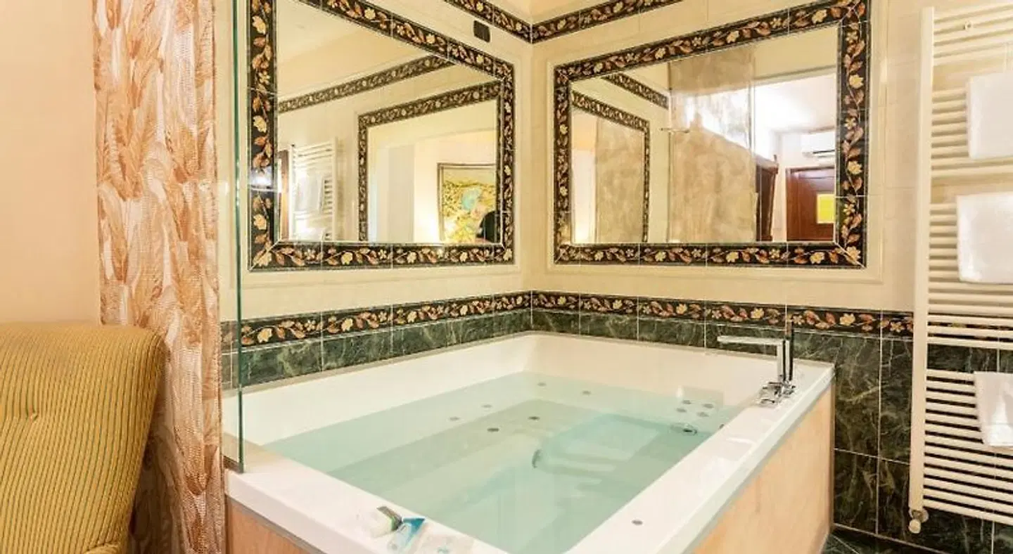 Motel Hotel Charlie BATHROOM