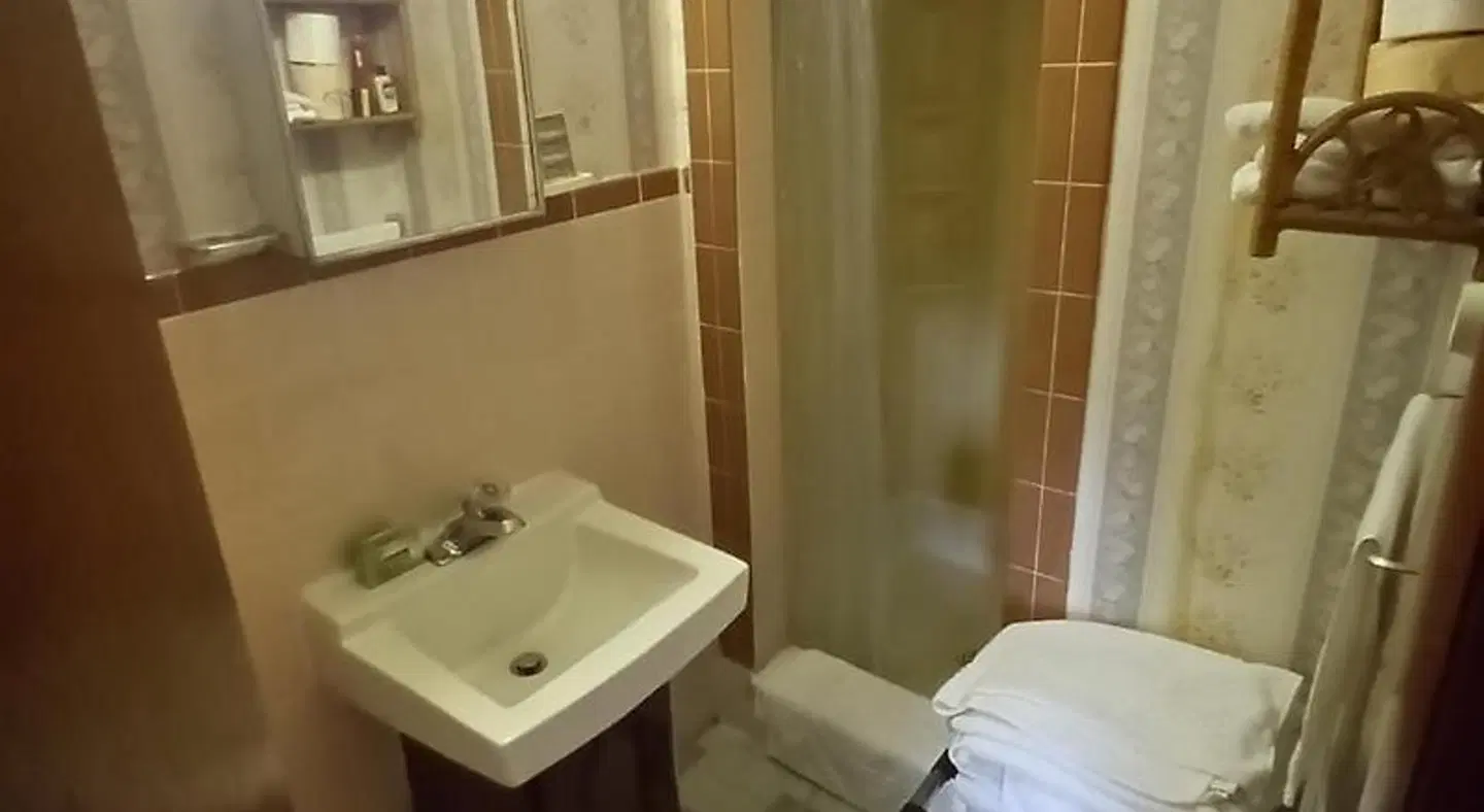 Sea Breeze Inn BATHROOM