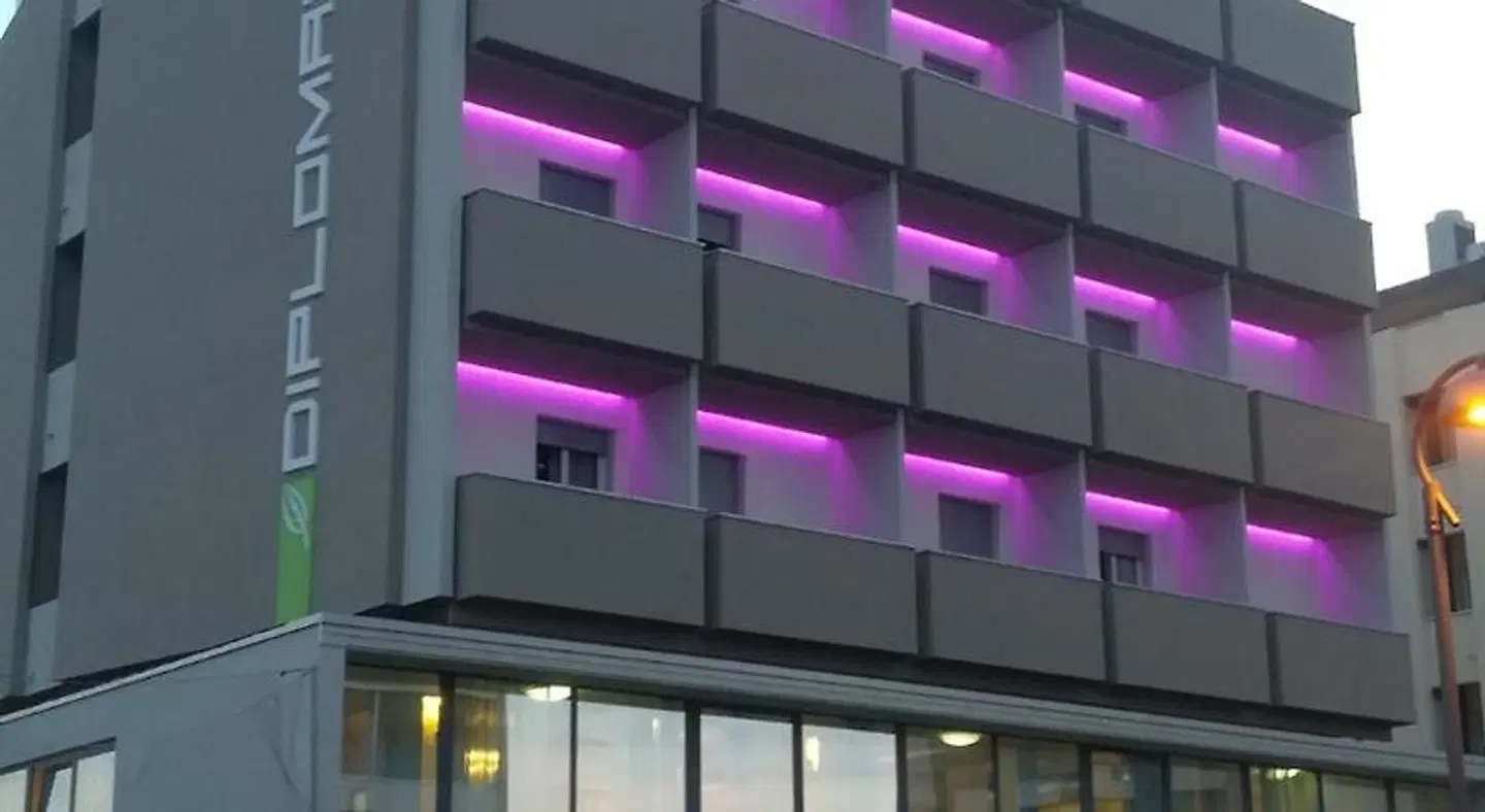 Diplomatic SPORTS_AND_LEISURE